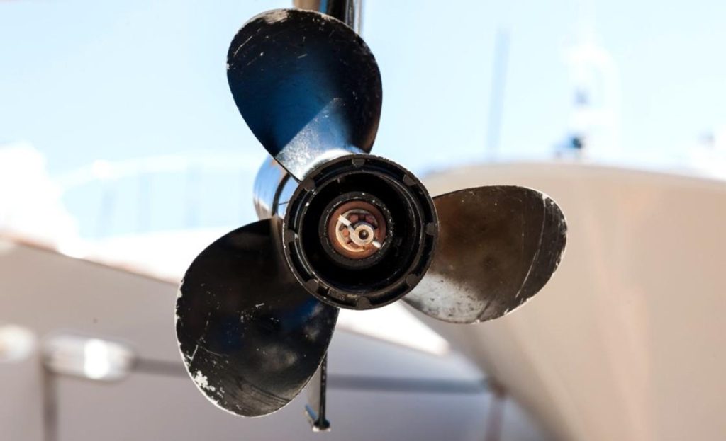 How to Straighten a bent boat propeller - Balancing 